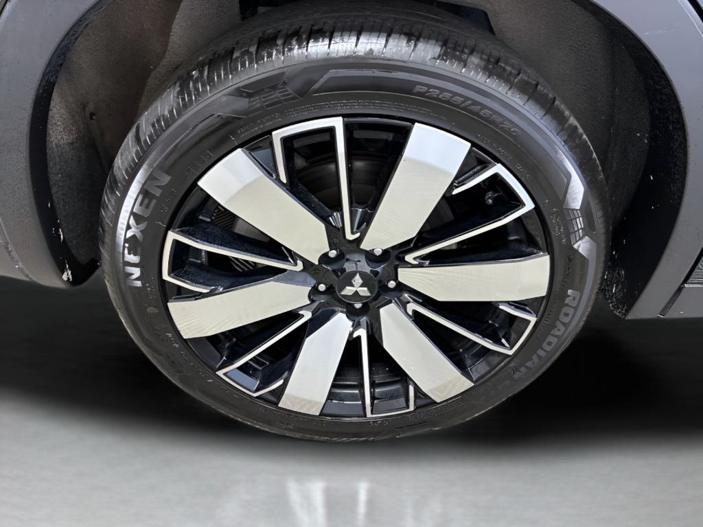 Used 2025  Mitsubishi SE image 41