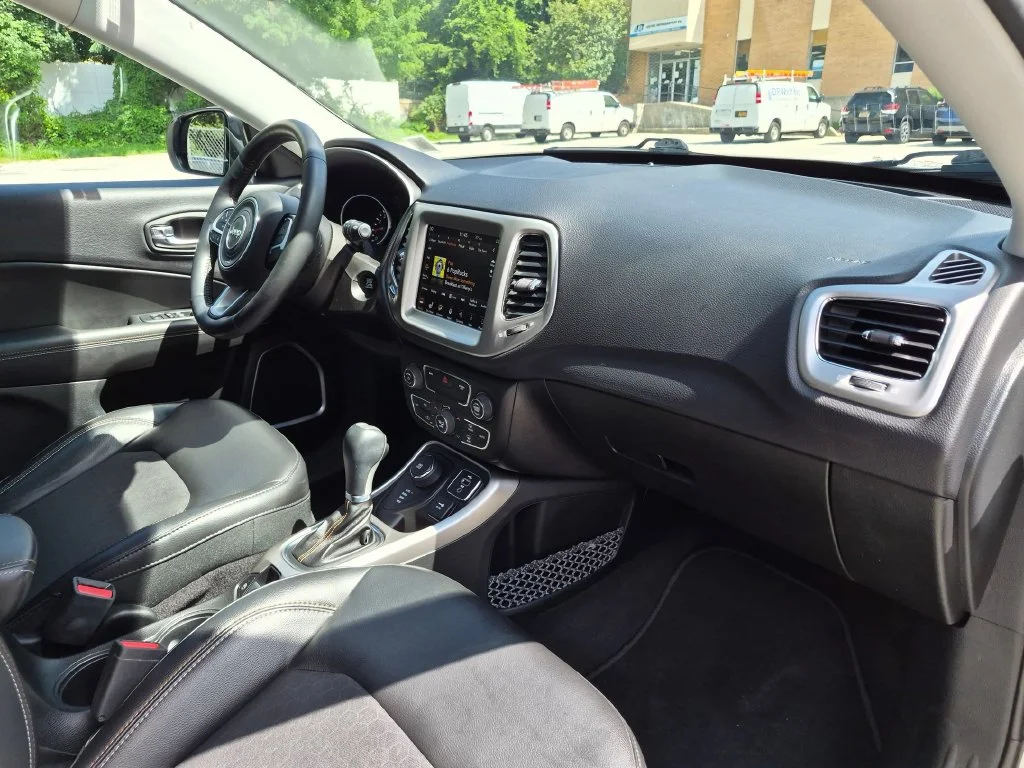 Used 2018 White Jeep Latitude image 24