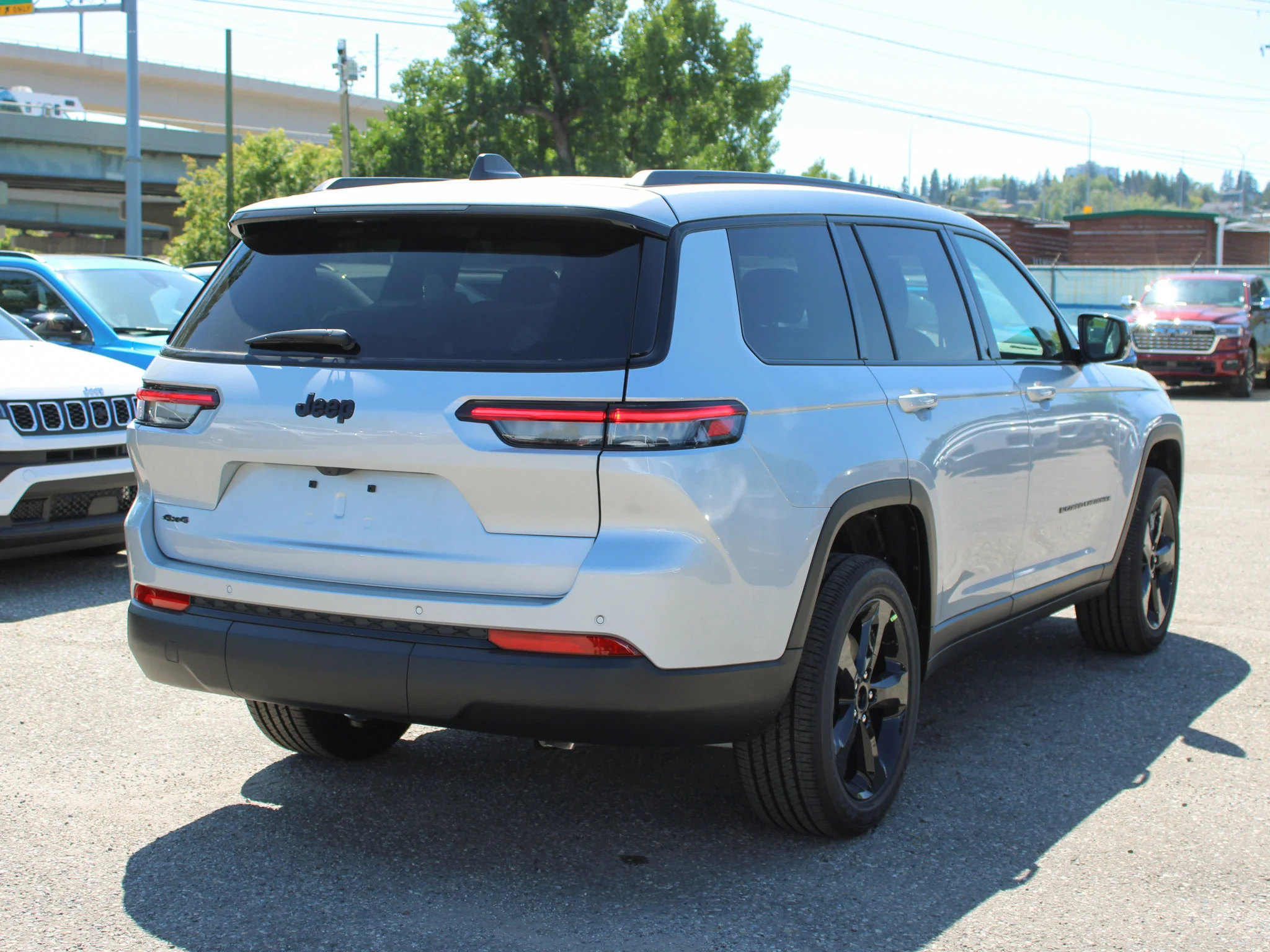 New 2025 Silver Jeep Altitude* 4x4, Sunroof, Heated Leather, Remote Start image 5