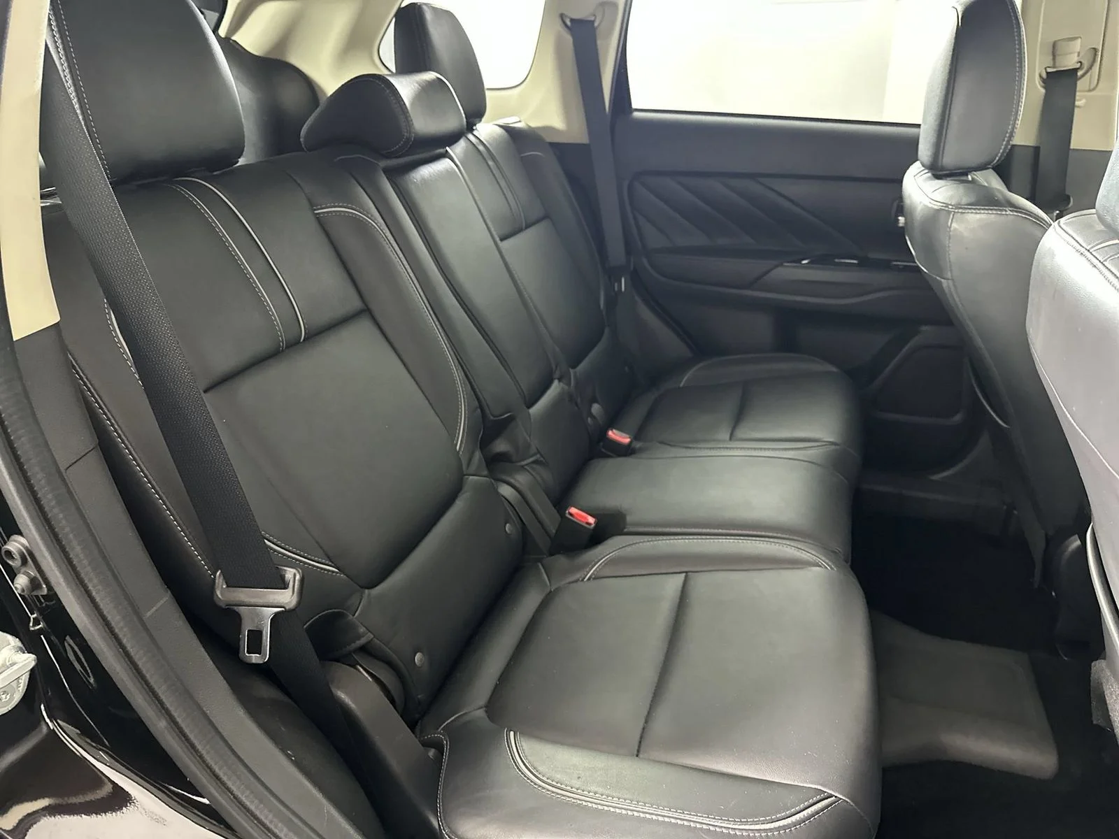 Used 2018 Black Mitsubishi SEL image 24