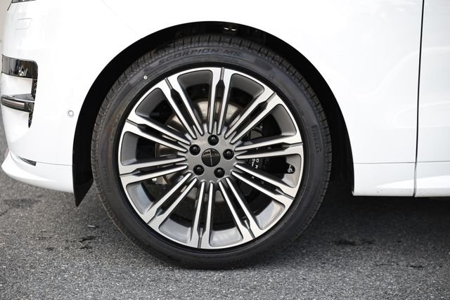 New 2026 Fuji White Land Rover Dynamic SE image 5