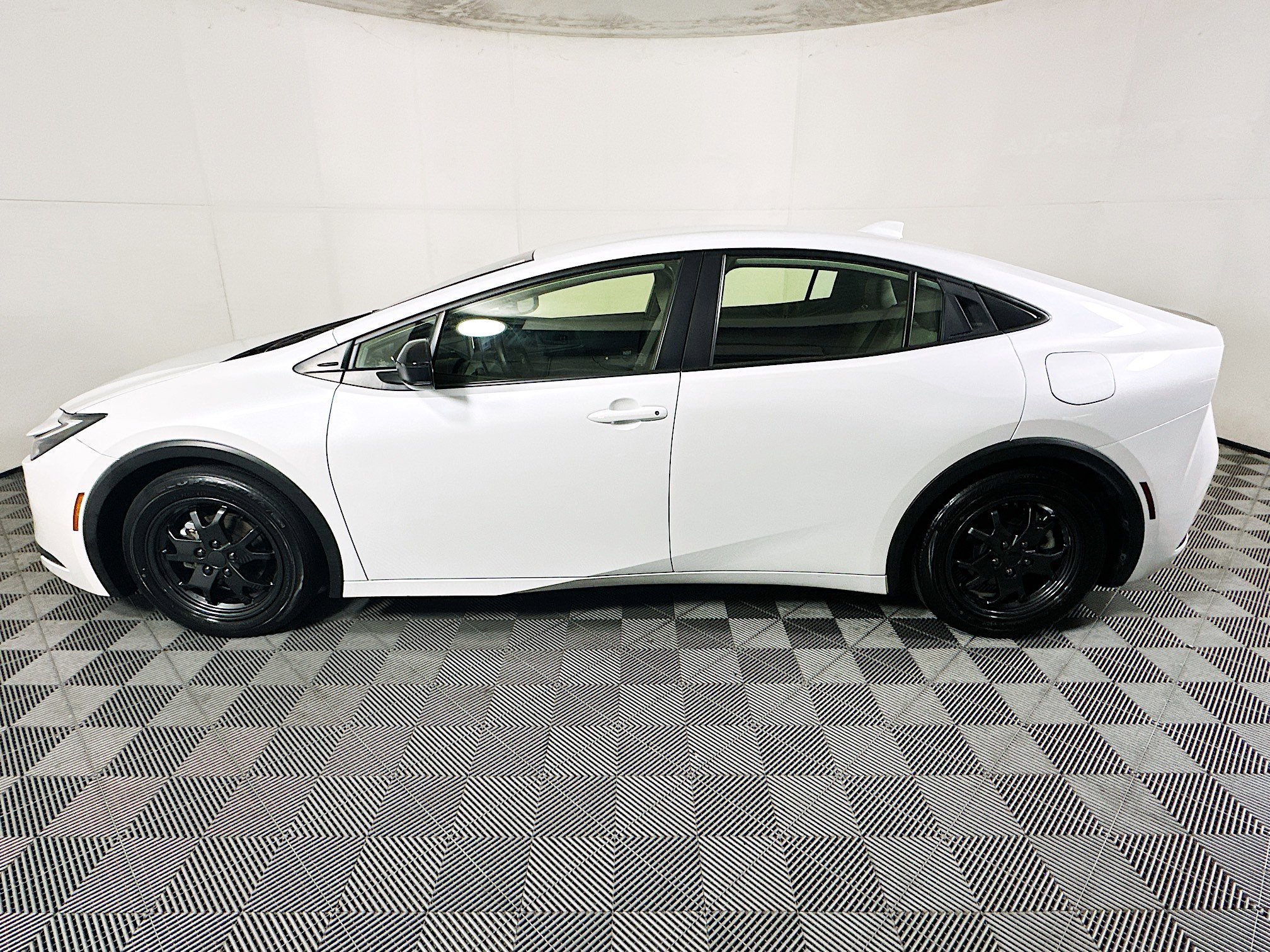 Used 2023 Pearl Toyota LE image 6