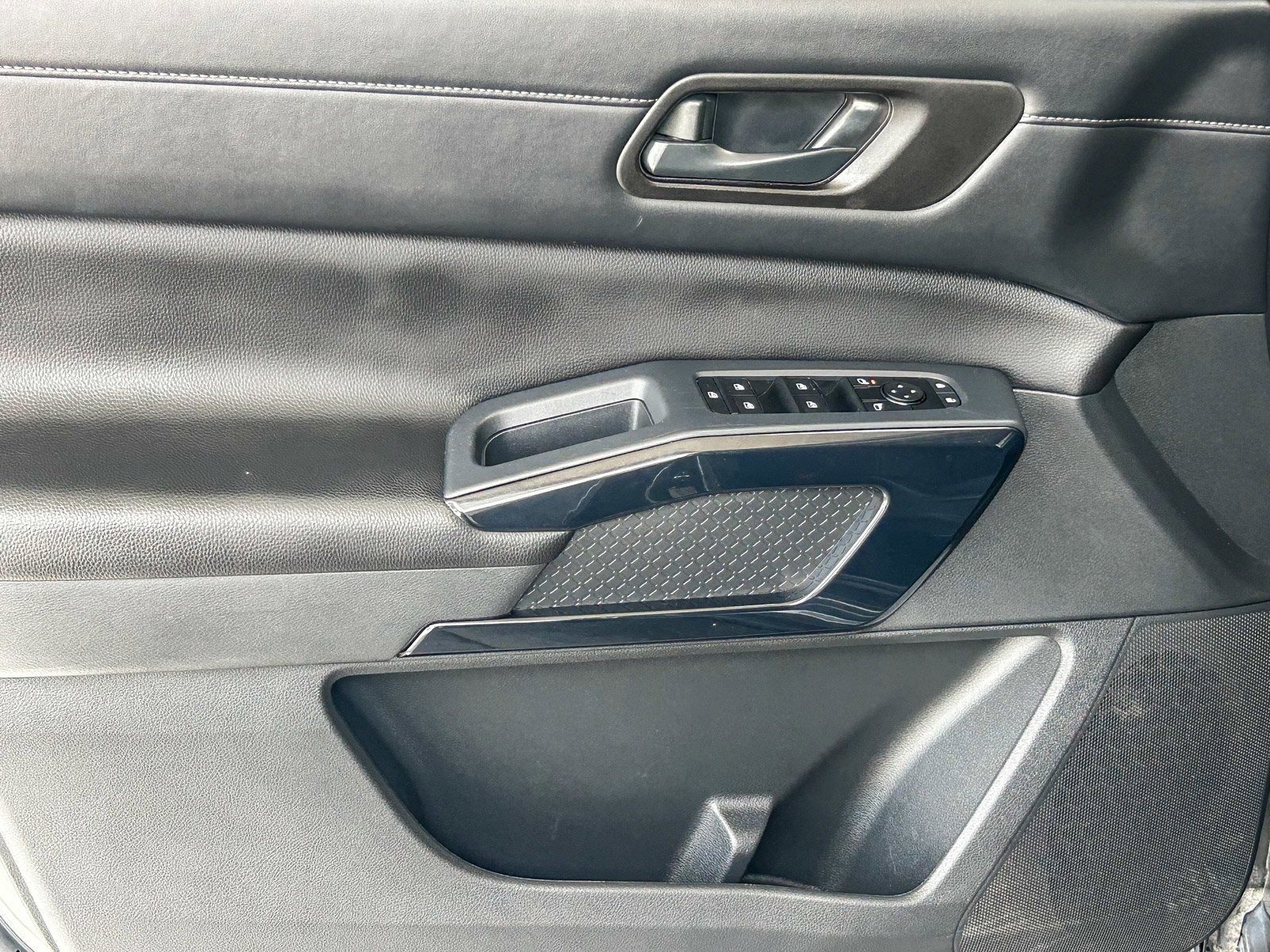Used 2025 GUN METALLIC NISSAN SV image 24