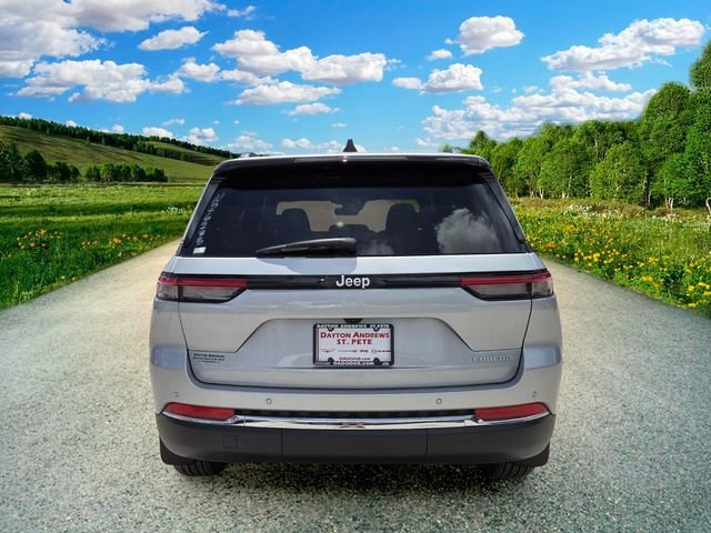 New 2026 Silver Zynith Exterior Paint Jeep Laredo image 5