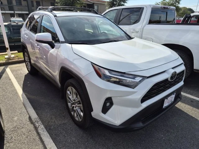 Used 2024 Wind Chill Pearl Toyota XLE Premium image 1