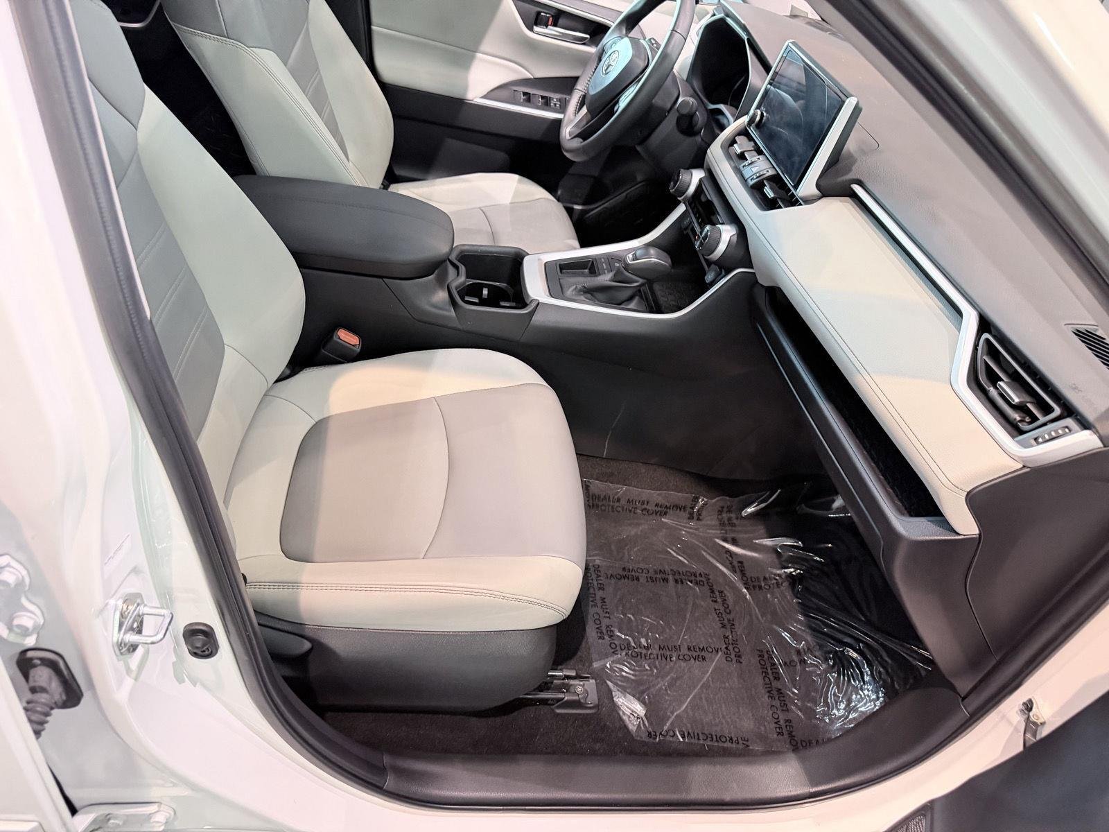 Used 2024 Wind Chill Pearl Toyota XLE Premium image 31