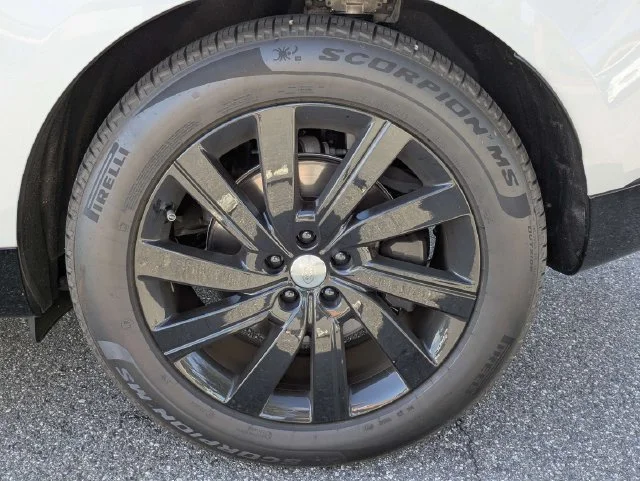 Used 2025 Fuji White Land Rover SE image 9
