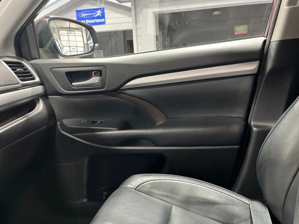 Used 2018 Ooh La La Rouge Mica Toyota XLE image 16