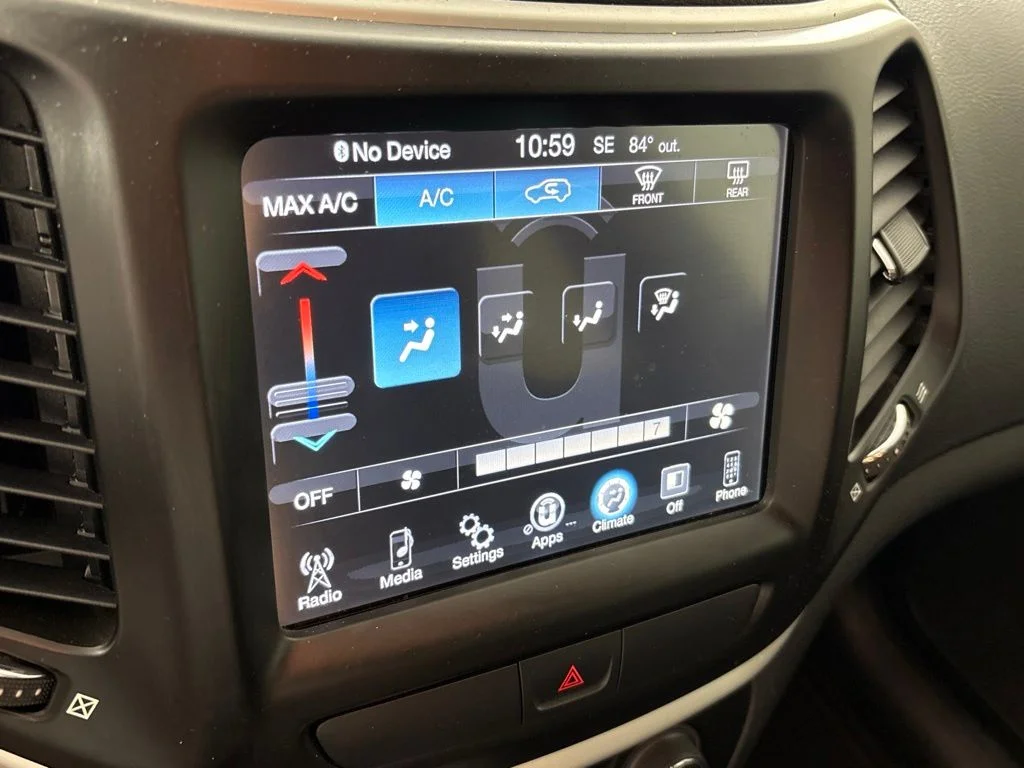 Used 2018 Blue Jeep Latitude Plus image 29