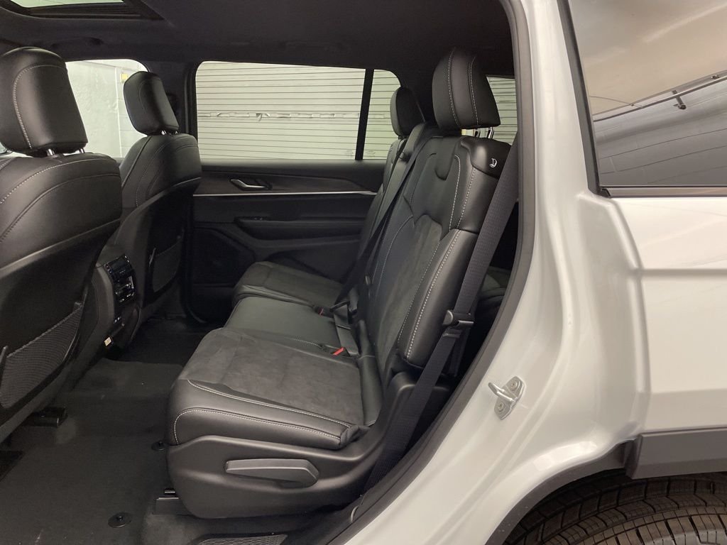 New 2026 Bright White Clear-Coat Exterior Paint Jeep Altitude image 17
