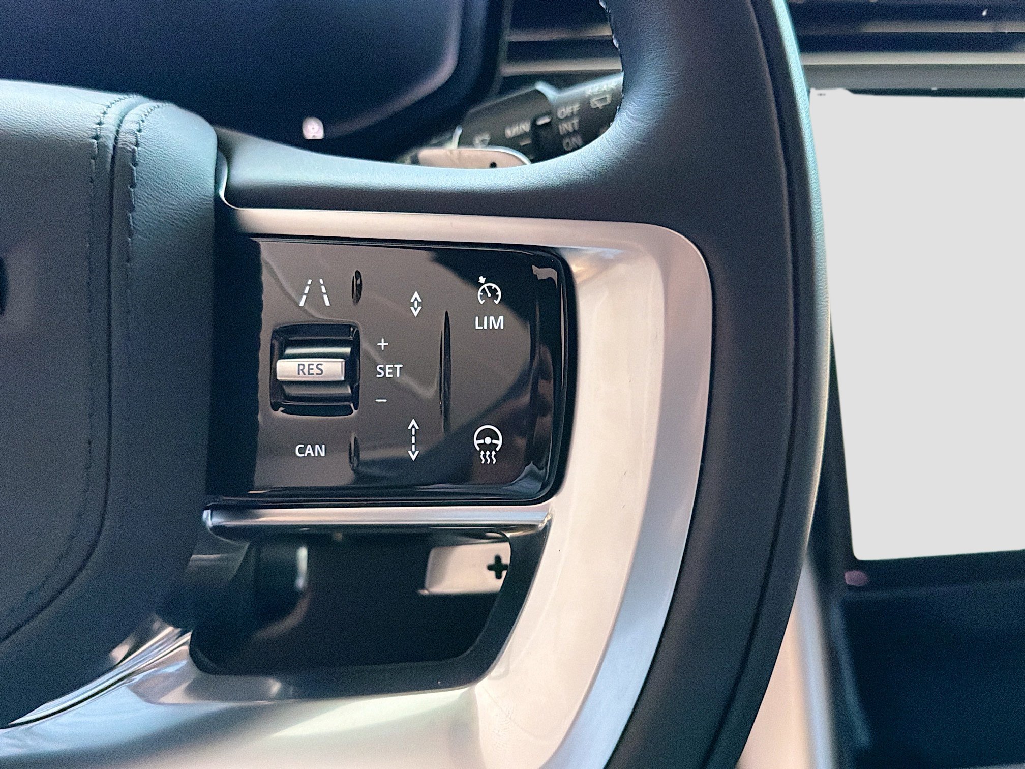 New 2026 Velocity Blue Satin Land Rover Autobiography image 35