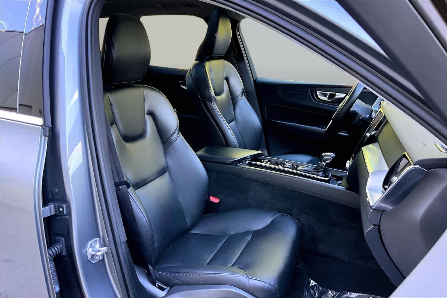 Pre-Owned 2019 Volvo XC60 Momentum