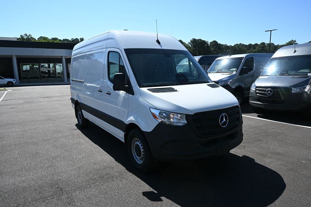 Used 2025 Arctic+White Mercedes-Benz Cargo 144 WB image 23