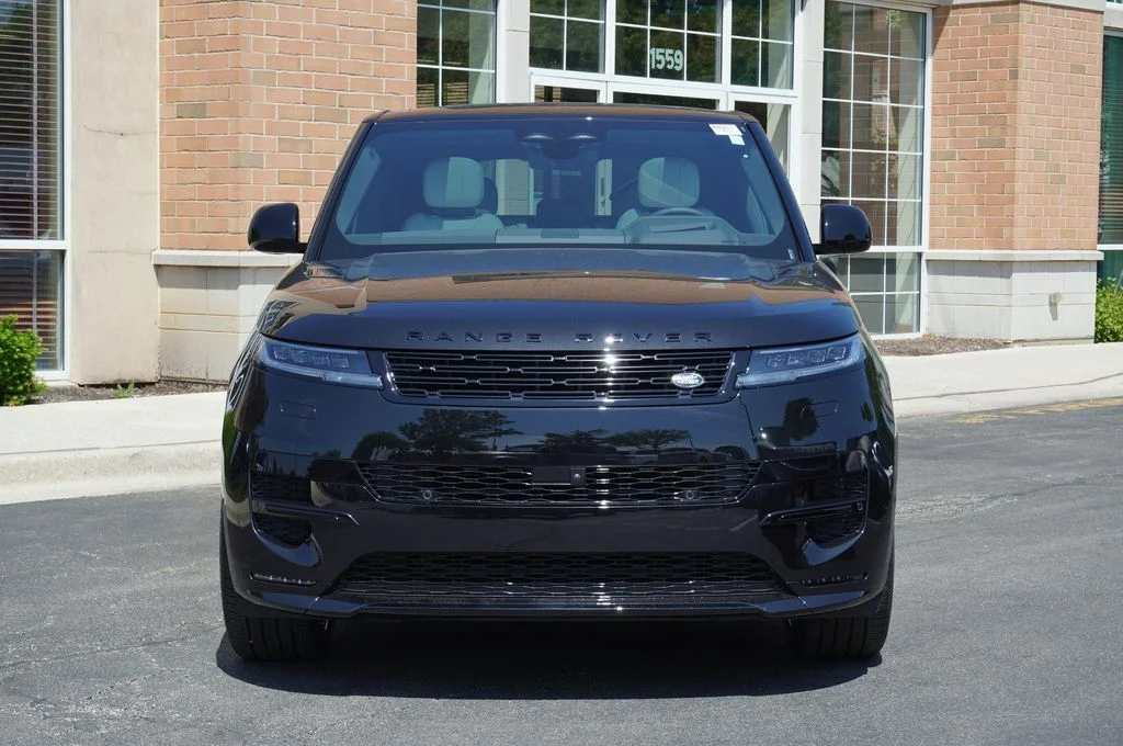 New 2026 Santorini Black Land Rover Dynamic SE image 4