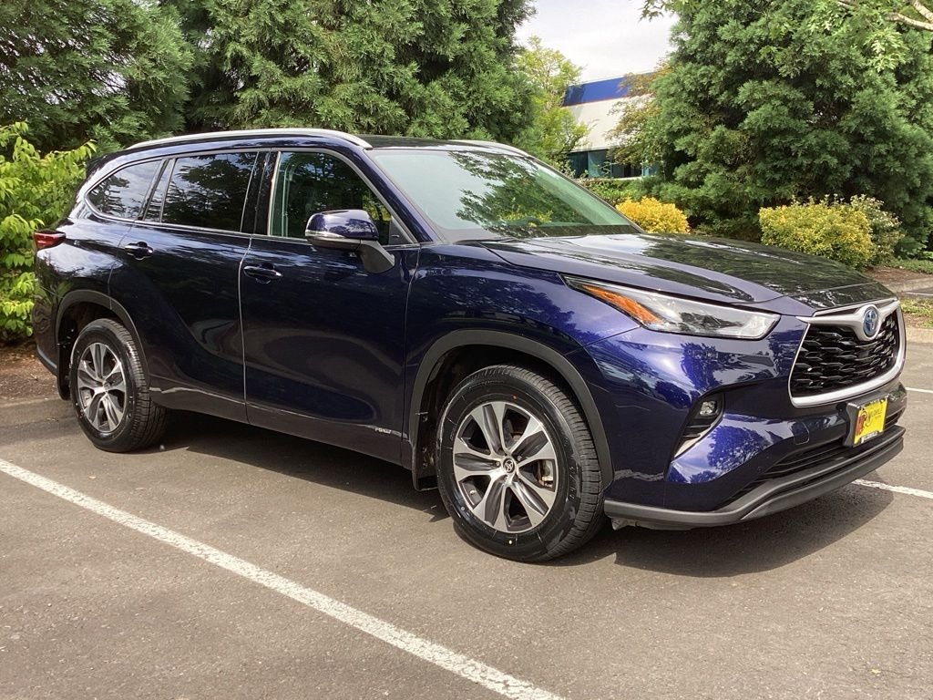 Used 2022  Toyota XLE image 7