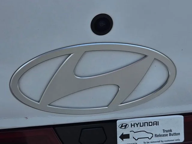 Used 2025 White Hyundai SEL Convenience image 17