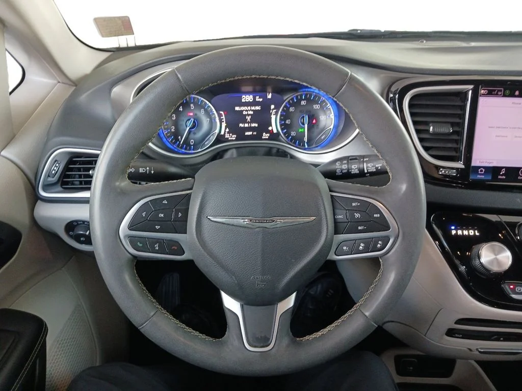 Used 2022 Black Chrysler Touring L image 17