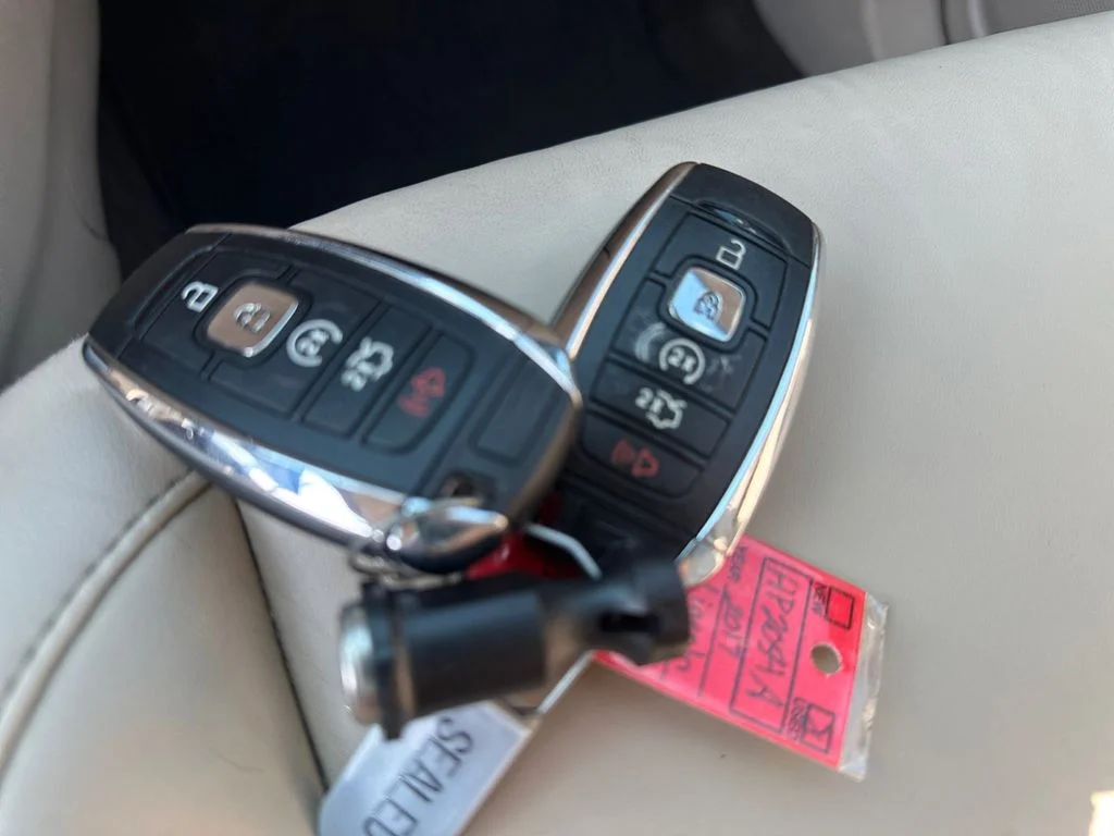Used 2017 White Lincoln Select image 35