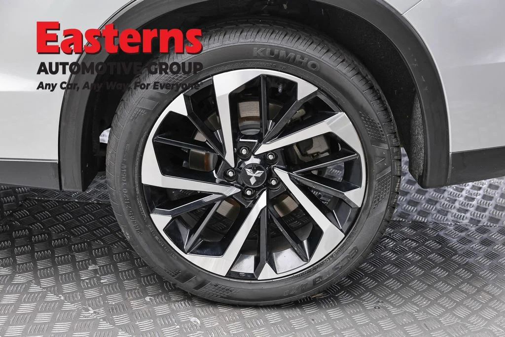 Used 2024 Silver Mitsubishi SE image 8