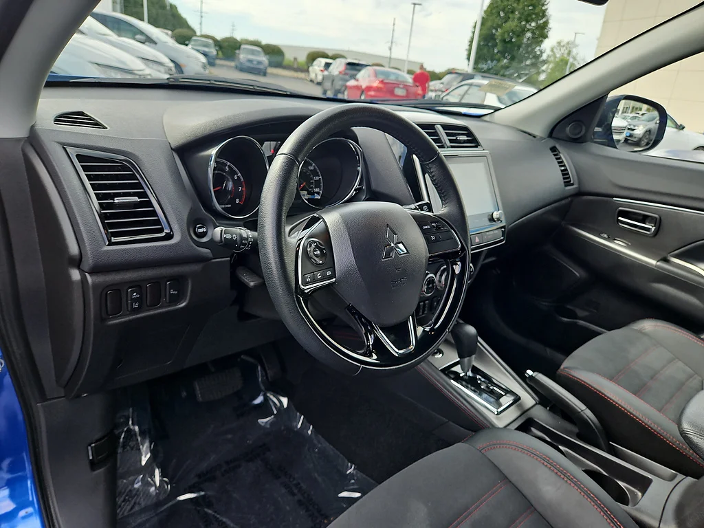 Used 2026 Octane Blue Metallic Mitsubishi SE image 18