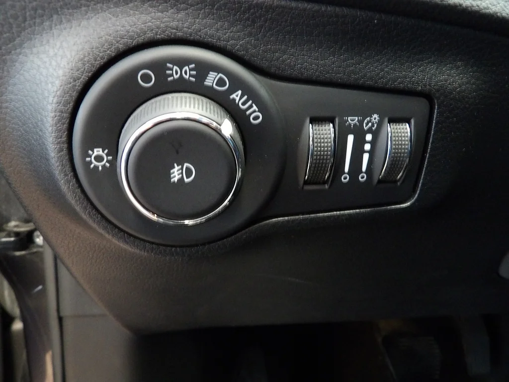 Used 2021 Granite Crystal Metallic Clear Coat Jeep Latitude image 26