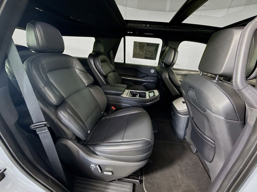 Used 2025 Gray Mist Metallic Tri-Coat Lincoln Reserve image 30