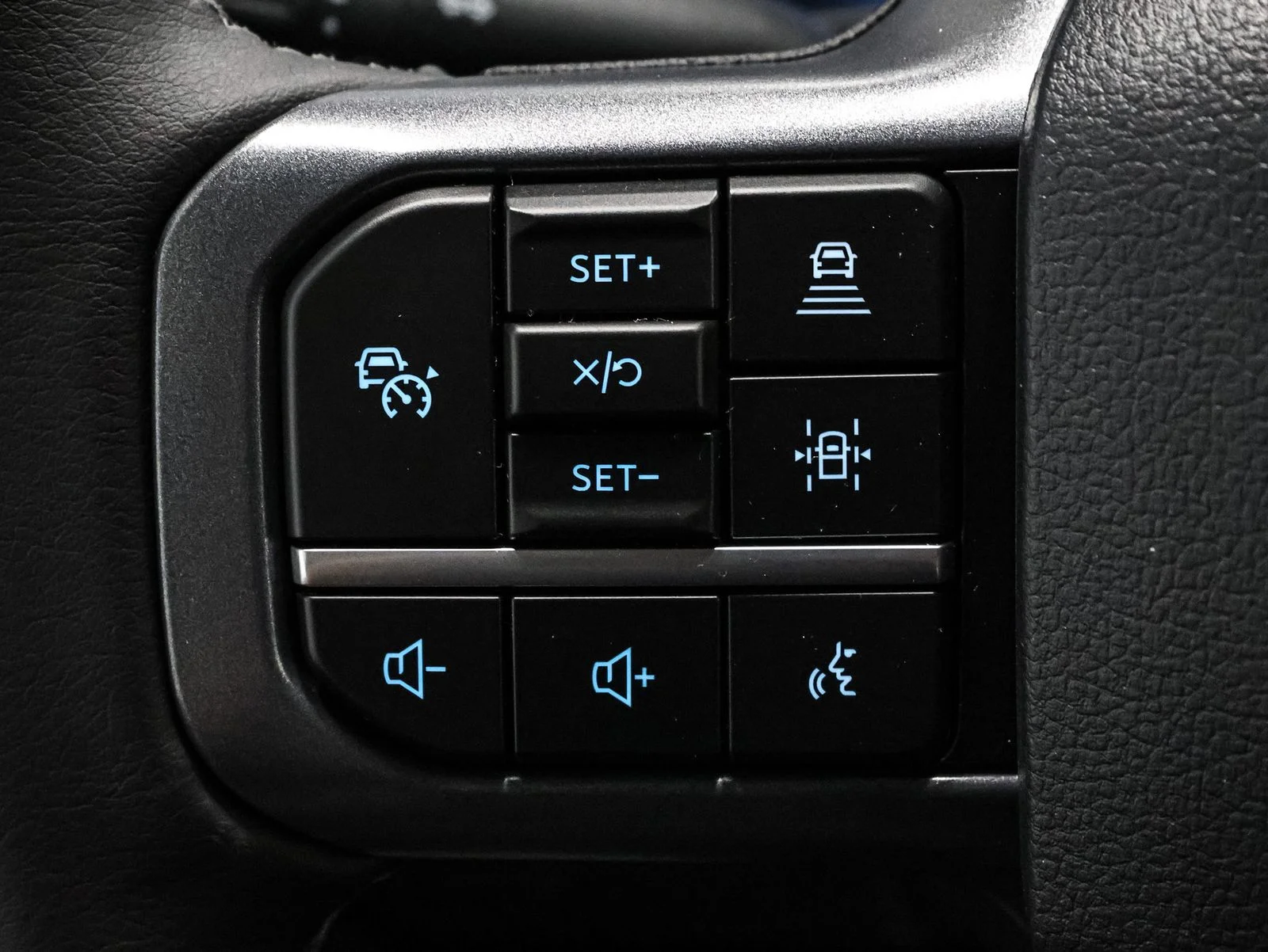 New 2026 Carbonized Gray Metallic Ford XLT image 34