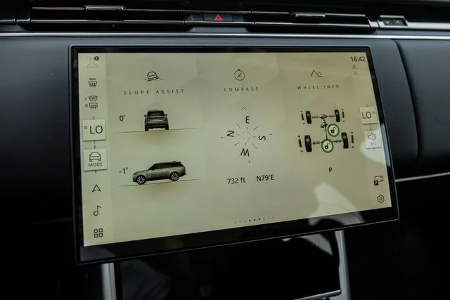 New 2026 Fuji White Land Rover SE image 39