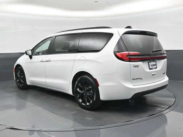 New 2027 Bright White Clear-Coat Exterior Paint Chrysler Limited image 24