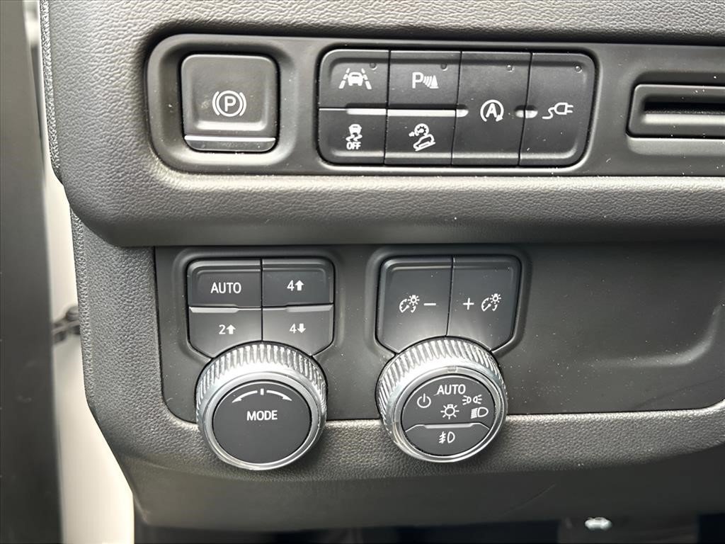 Used 2022 White Frost Tricoat GMC AT4 image 22