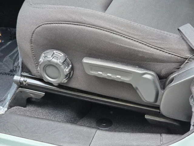 Used 2023  Jeep Sport S image 16