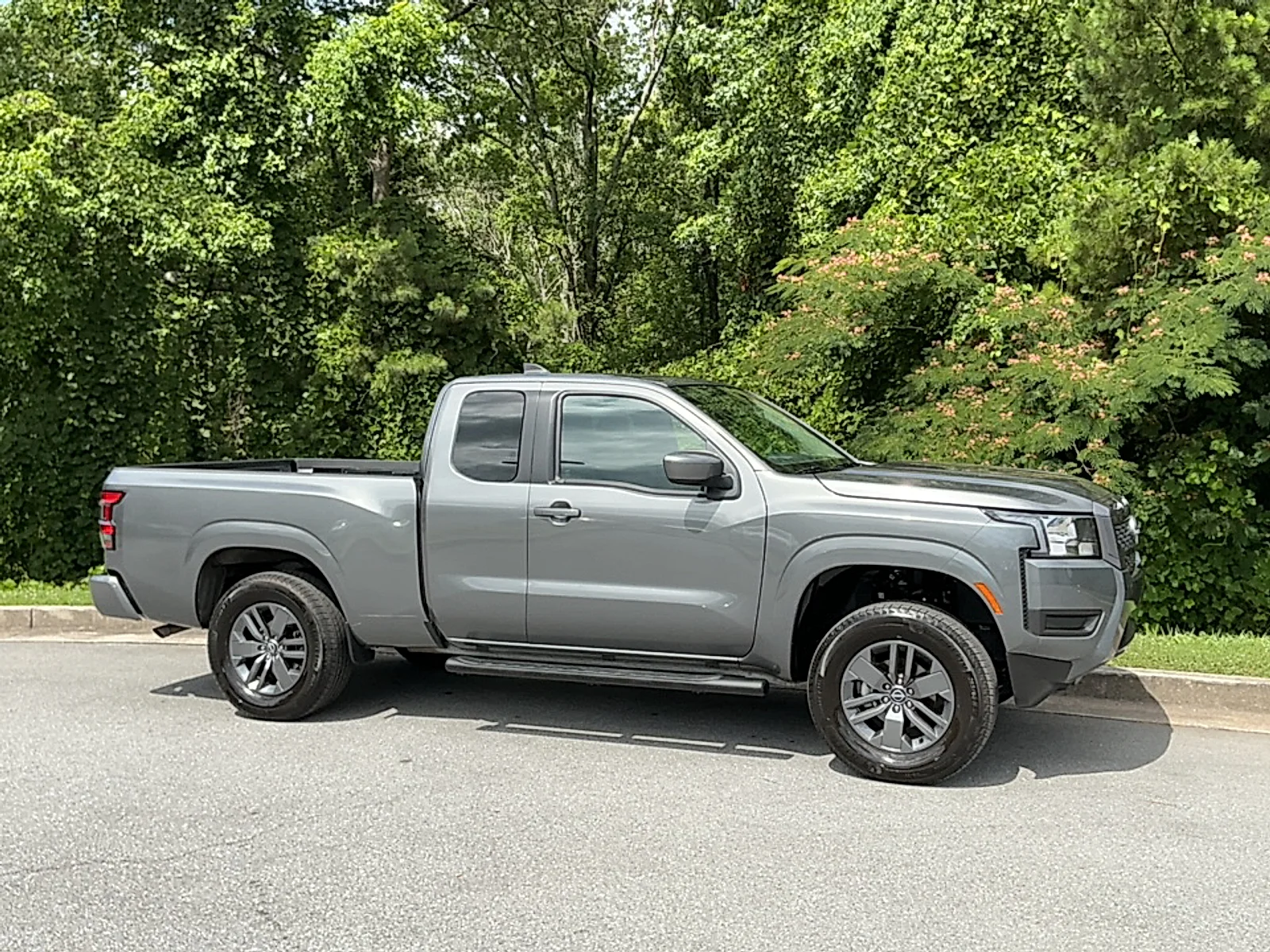 Used 2025 Gun Metallic Nissan King Cab SV 4x2 image 1