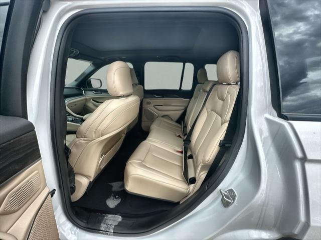 New 2026 Bright White Clear-Coat Exterior Paint Jeep Limited image 35