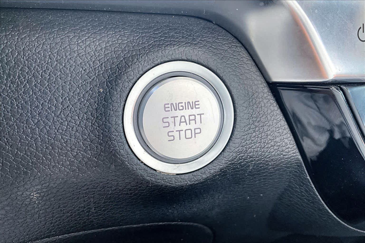 Used 2022 SILVER Kia LX image 31