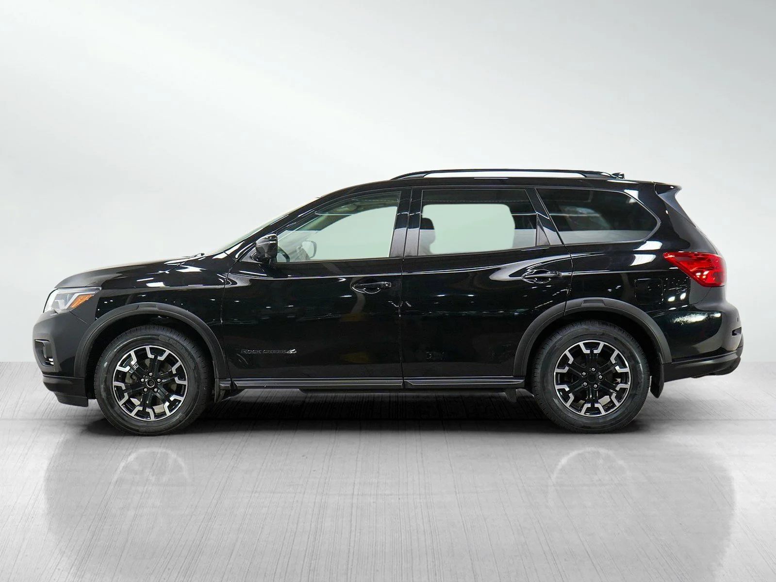 Used 2019 Nissan Pathfinder SL with VIN 5N1DR2MM1KC636777 for sale in Burnsville, Minnesota