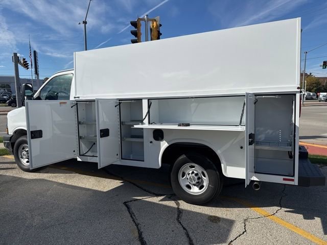 New 2025 Summit White Chevrolet 1WT image 9
