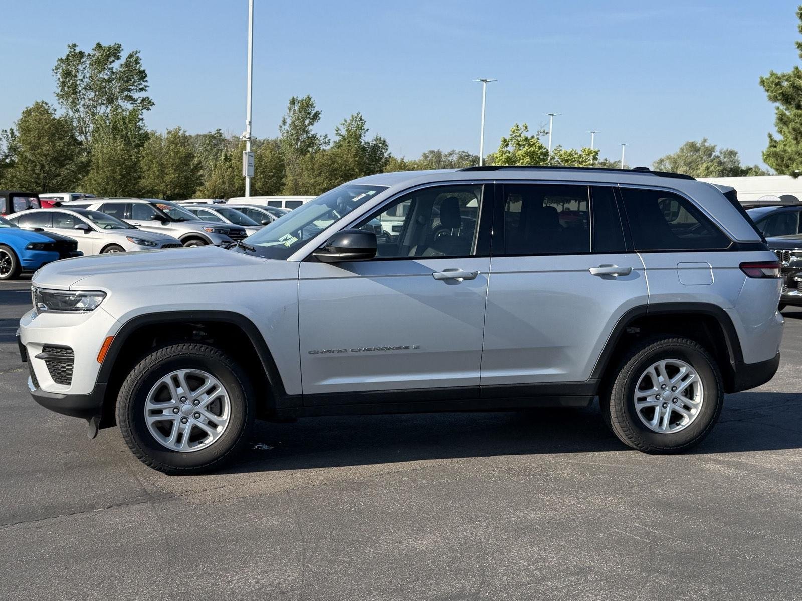 Used 2023 Silver Zynith Jeep Laredo image 4