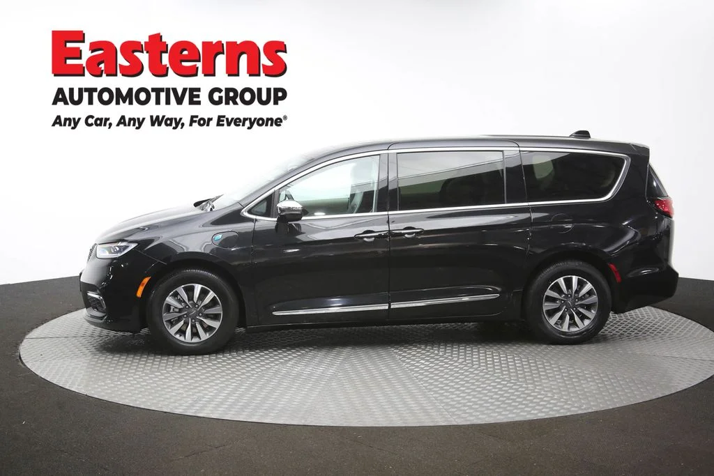 Used 2023 Black Chrysler Limited image 63