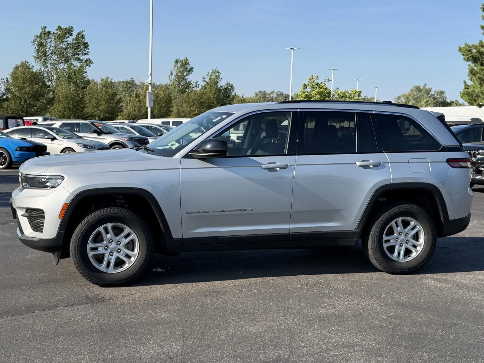 Used 2023 Silver Zynith Jeep Laredo image 4