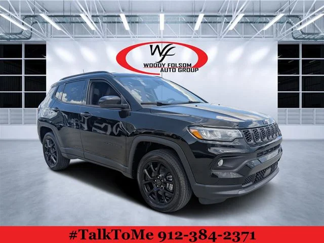 New 2026 Diamond Black Crystal Pearl-Coat Exterior Paint Jeep Latitude image 1