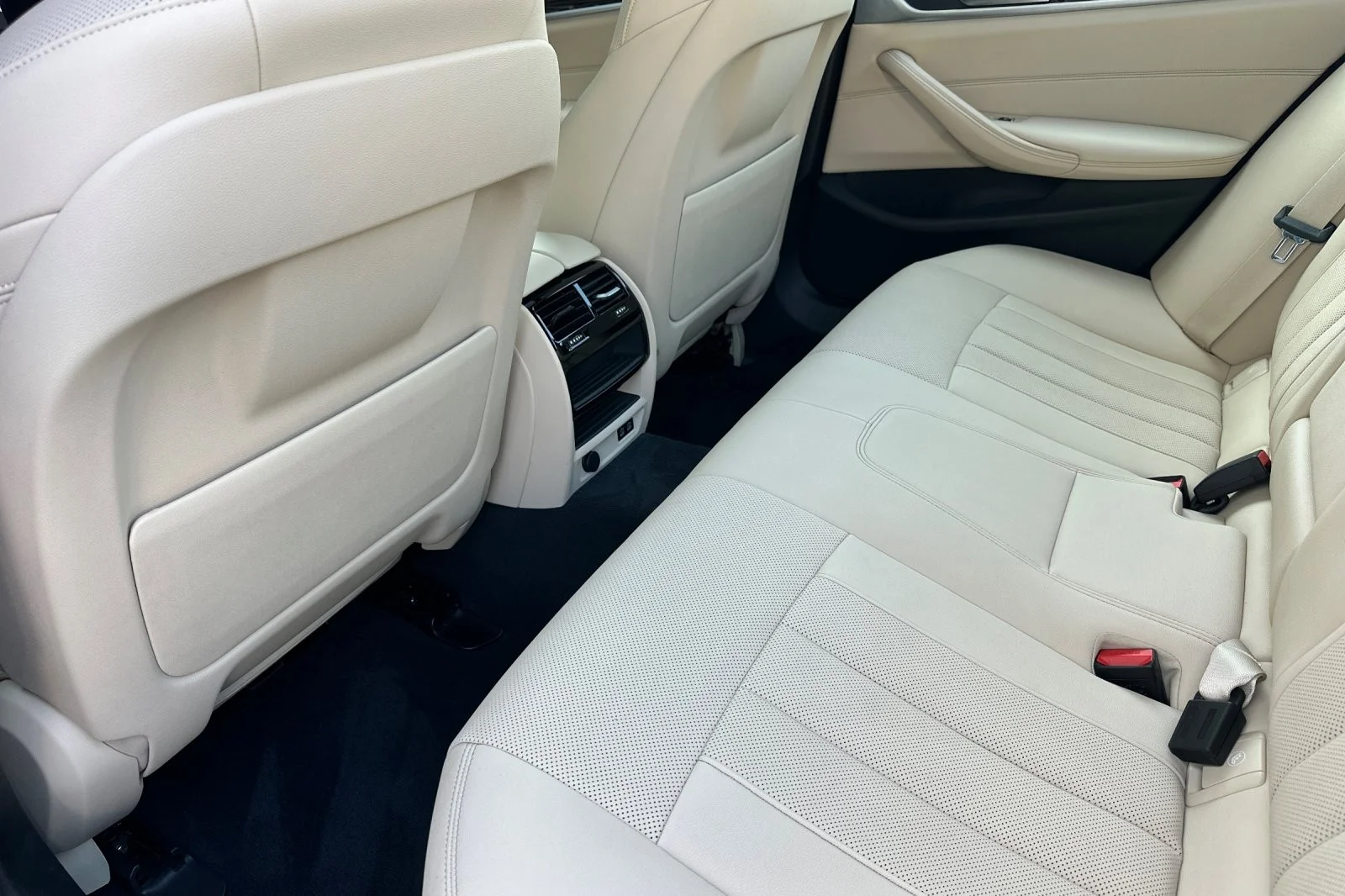 Used 2023 Skyscraper Grey Metallic BMW 530e image 11