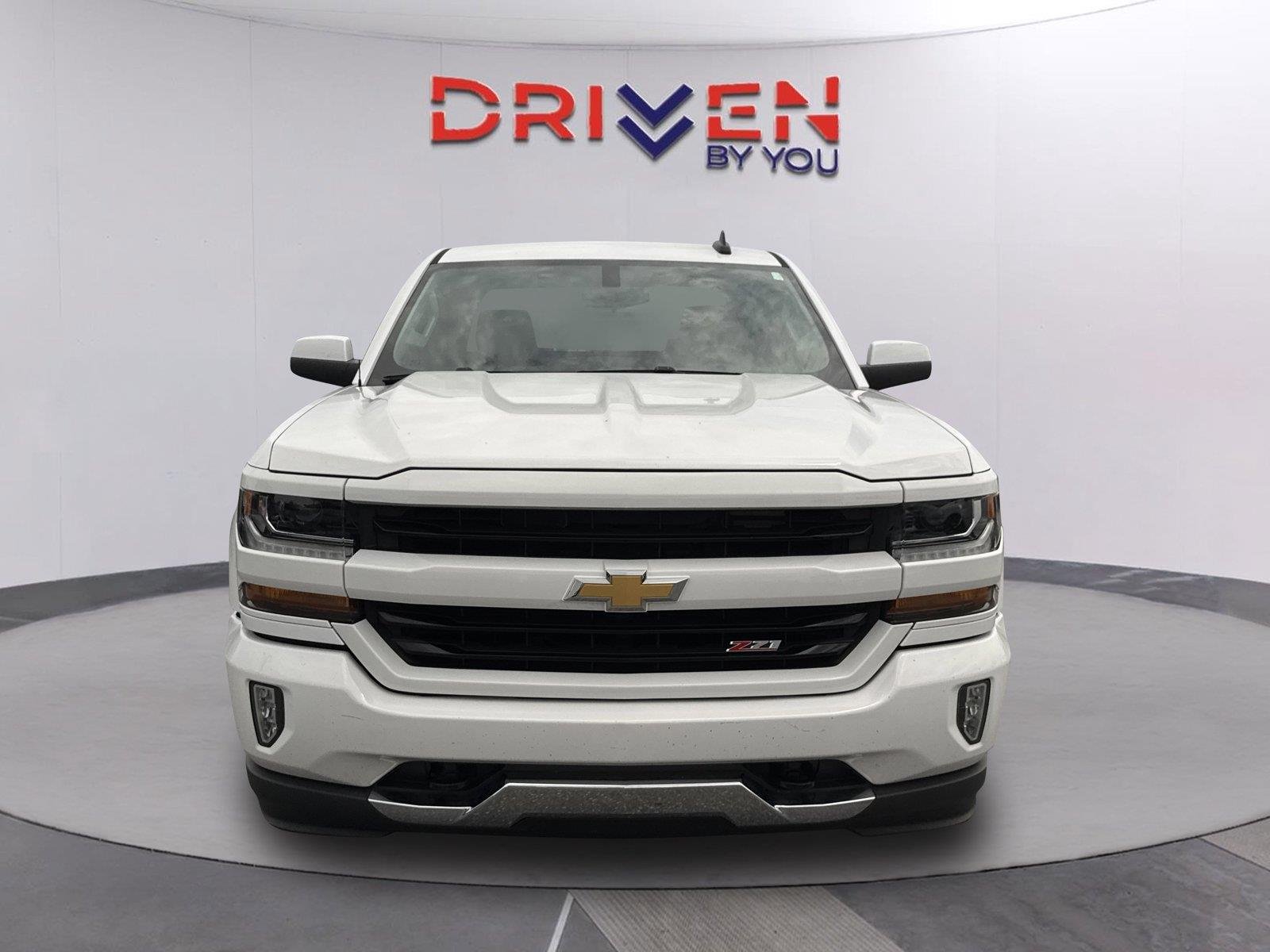 Used 2018 SUMMIT WHITE Chevrolet LT image 9