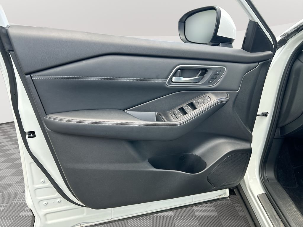 Used 2025 White Nissan Platinum image 26