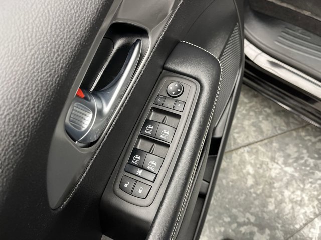 Used 2025 Diamond Black Crystal Pearlcoat Chrysler Select image 8