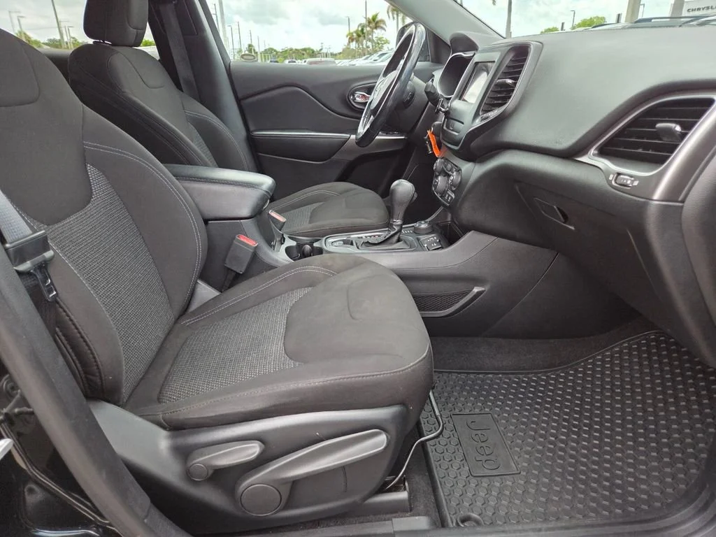 Certified Used 2019 Diamond Black Crystal Pearlcoat Jeep Latitude image 14