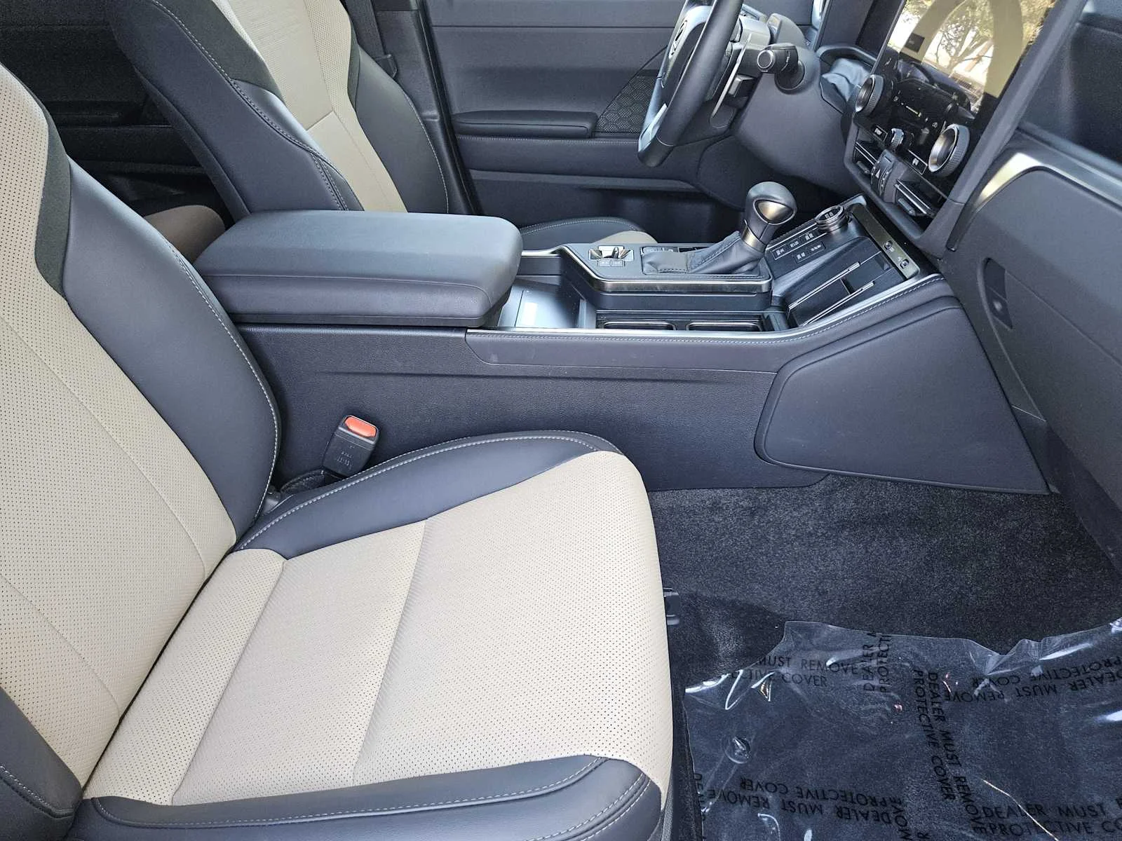 Certified Used 2025 ATOMIC SILVER (1J7) / BLA Lexus Overtrail+ image 9