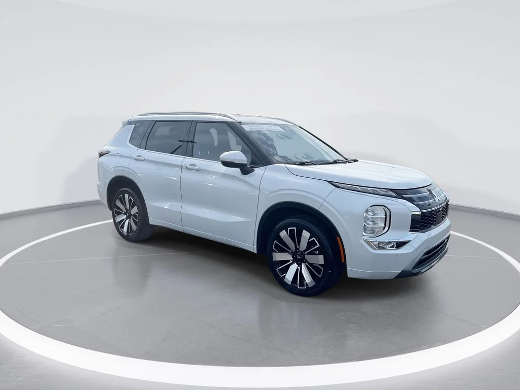 Used 2025 Silver Mitsubishi SEL image 2