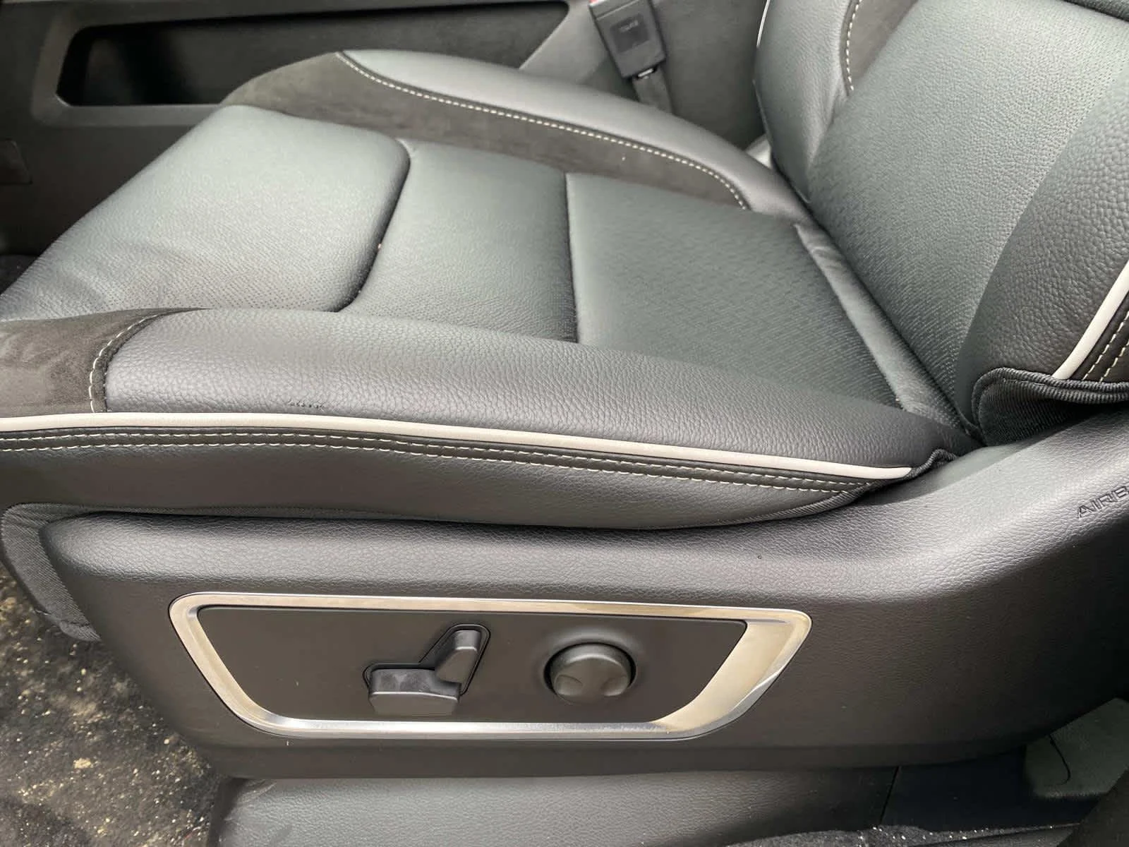 New 2026 Bright White Clear-Coat Exterior Paint Ram Laramie image 9
