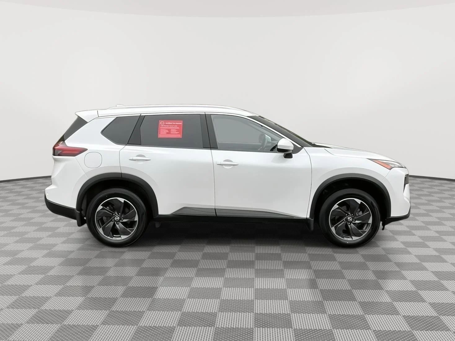 Used 2024 Everest White Pearl Nissan SV image 4