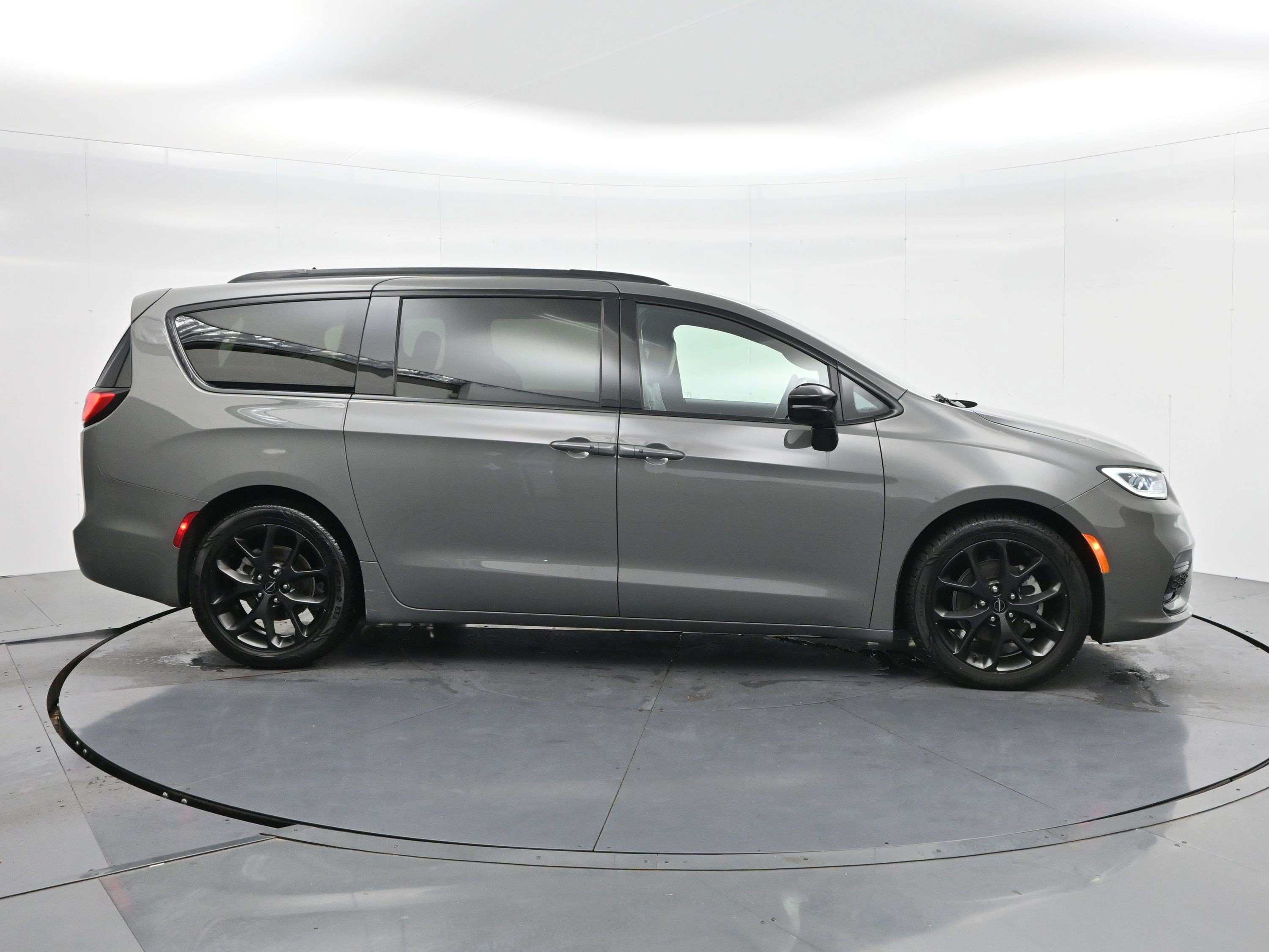 Used 2025 Ceramic Gray Clearcoat Chrysler Limited image 4